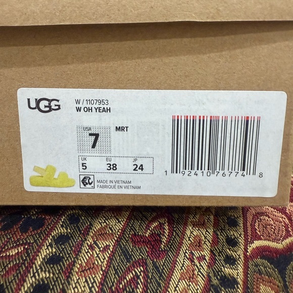 Cute, fluffy women’s UGG Oh Yeah sandals, bright yellow color 💛 - Picture 2 of 3